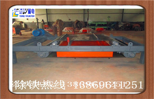 　二.自動(dòng)除鐵器 鎧甲式自卸電磁除鐵器具有以下特點(diǎn)：  　　1.除鐵器的磁路合理,磁場(chǎng)高,磁導率大.因此,適用于除鐵.采用全密封結構,通過(guò)真空干燥等工藝制造工藝,可有效防止灰塵和有害氣體對線(xiàn)圈的侵蝕,環(huán)境和氣候適應性強,使用壽命長(cháng).  　　2,驅動(dòng)電機,滾筒,帶刮板鐵帶等鐵體組件.在工作過(guò)程中,鐵體自動(dòng)將鐵皮上吸附的鐵磁材料投入除鐵除鐵器以外的收集箱中,無(wú)需手動(dòng)拆除電源故障,實(shí)現除鐵自動(dòng)化.  　　3,依靠電機驅動(dòng)皮帶上的刮刀,去除粉末或堵塞強力非磁性材料的鐵離子除鐵裝置的鐵磁材料,將其用于破碎機和輸送帶上任何鐵質(zhì)材料.
