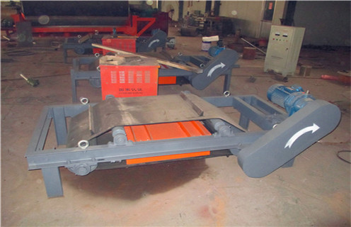 一.北京永磁自卸式除鐵器技術(shù)特點(diǎn)：   　　1.磁路采用計算機模擬設計,完善的雙磁極結構,磁場(chǎng)強度高,梯度大,吸力大.  　　2.高性能釹鐵硼做磁源,磁能積高,不易退磁,八年退磁不超過(guò)5%.  　　3.腰鼓形滾筒結構,具備自動(dòng)糾偏功能,全密封軸承座,密封性好,能適應各種惡劣環(huán)境.  　　4.皮帶自動(dòng)卸鐵,可保障長(cháng)期無(wú)故障連續運行.  　　5.控制部分可與皮帶機連鎖,實(shí)現就地手動(dòng)控制和集中控制兩種方式