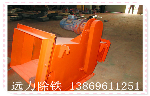 1.管道永磁除鐵器工作原理  　　當材料經(jīng)過(guò)管道除鐵除鐵分離器時(shí),鐵磁材料吸附到分離器的不銹鋼管的壁上.隨著(zhù)永磁體移動(dòng),隔板逐漸流入材料管.攻絲方向滑動(dòng),材料分離.在出鐵口處,由于永磁體物料隨著(zhù)圓周運動(dòng)方向提長(cháng)而被甩開(kāi),鐵磁性材料的磁性吸引力損失,在重力的作用下從出鐵放電,實(shí)現自動(dòng)材料鐵.  　　2.管道永磁除鐵器產(chǎn)品特征  　　該裝置采用NdFeB的高剩余磁性作為磁源,除了鐵和高效率,長(cháng)使用壽命.動(dòng)力源采用低功率擺線(xiàn)齒輪減速電機,傳動(dòng)采用精密滾子鏈,體積小,重量輕,運行可靠穩定,故障小等優(yōu)點(diǎn),使用方便,容易維護.設備結構合理,緊湊,易于安裝,可與管道中的材料串聯(lián)使用.除鐵工藝連續,自動(dòng),啟動(dòng)后設備不小心.適用于封閉式物料搬運系統,工作時(shí)無(wú)粉塵逃逸,無(wú)環(huán)境污染.管道壁采用特殊耐磨材料,使用壽命呈指數增長(cháng).  　　3.管道永磁除鐵器適用范圍：  　　廣泛應用于水泥,電力,陶瓷,磚,化工,食品,玻璃,冶金,鋼鐵等行業(yè).它是物料凈化和后續設備安全操作的首選.除了鐵設備.以上為您介紹的就是管道永磁除鐵器在水泥廠(chǎng)中應用很廣泛的一款設備