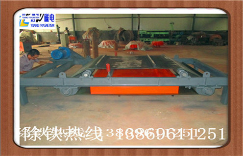 2.強磁除鐵器場(chǎng)強度一般為多少高斯,都有哪些選擇要求: 2.1.應根據混合除凈率要求,材料鐵含量情況,現場(chǎng)工作環(huán)境等正確選擇的鐵. 2.1.1材料層較厚,粒徑較大,應采用超強磁選機;或大或大兩種超選型普通鐵;也可以是多級鐵;多層熨斗應盡可能選擇.熨斗安裝在皮帶機的頭上. 2.1.2除了對高純鐵的要求外,還可以采用不同的方式與鐵制設備一起使用,如帶機頭帶有永磁輥,皮帶輸送帶除鐵器用于中間. 2.1.3現場(chǎng)環(huán)境較嚴重的灰塵,應采用全封閉結構的除鐵器. 2.1.4功率容量不足,應選用永磁除鐵器. 2.1.5材料含有更多的鐵,應使用傾卸式除鐵器.