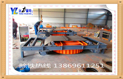 2.RCDB盤(pán)式電磁除鐵器: RCDB系列干式電磁除鐵器(亦稱(chēng)PDC系列盤(pán)式.RCDY系列)是一種用于清除粉狀或塊狀非磁性物料中雜鐵的除鐵裝置.其內部采用電工專(zhuān)用樹(shù)脂澆注,自冷式全密封結構.具有透磁深度大.吸力強.防塵.防雨.耐腐蝕等特點(diǎn),在極其惡劣的環(huán)境中仍能可靠運行. 其主要性能指標均達到或高于JB/T7689-95標準要求,該產(chǎn)品可除去混雜在非磁性物料中0.1-25公斤的鐵磁性物質(zhì). 3.RCDF油冷自卸式電磁除鐵器: 該產(chǎn)品是在RCDE系列油冷式電磁除鐵器的基礎上增加了一套自動(dòng)卸鐵機構,在工作時(shí)將吸附在除鐵器上的鐵磁性物質(zhì),通過(guò)自動(dòng)卸鐵機構將鐵磁性物質(zhì)自動(dòng)拋出.具有磁力大.防塵.防雨.耐腐蝕.連續工作溫度低.使用壽命長(cháng)等特點(diǎn).注:如傾斜安裝時(shí),請用戶(hù)注明傾斜角度.