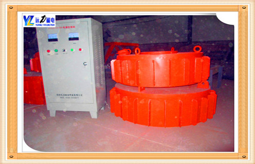 1.漿料電磁除鐵器工作原理：  　　當除鐵器按操作程序啟動(dòng)投入運行時(shí),物料中的鐵件在強大磁場(chǎng)作用下,被迅速吸出,這時(shí),減速機的動(dòng)力通過(guò)鏈輪、鏈條、主動(dòng)滾筒傳至有刮板的自卸膠帶將吸出的鐵件強行甩出運輸帶外,從而達到清除鐵件的目的。  　　2.漿料電磁除鐵器如何處理漿料  　　根據磁動(dòng)力學(xué)原理我們知道，磁鐵對于磁性物質(zhì)的吸引力不僅與磁場(chǎng)強度有關(guān)，還與磁場(chǎng)梯度有直接關(guān)系，磁場(chǎng)力F=H*(aH/aL)。T1,T2,T3 系列超強除鐵器，具有磁場(chǎng)強、梯度高、磁程深、吸力大的特點(diǎn)。T1，T2，T3 在額定吊高處磁場(chǎng)強度分別為國標產(chǎn)品的1.6，2.4和4.4 倍，分別為900GS,1200GS 和1500GS 。吸力分別是國標產(chǎn)品的2.3 倍4.4 倍和7.6 倍，對于超大超重鐵件或細小鐵件均有良好的清除效果，特別適合除鐵要求高的生產(chǎn)作業(yè)場(chǎng)所。