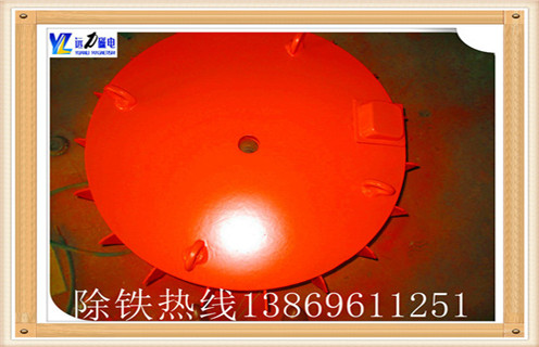 選礦行業(yè)的火速興起,磁選機公司如“雨后春筍”般涌向市場(chǎng),選礦行業(yè)的競爭日益激烈,電磁除鐵器在生產(chǎn)上面臨的挑戰也逐漸加大.濰坊遠力磁電作為典型的磁選機生產(chǎn)廠(chǎng)家,要想在激烈的市場(chǎng)競爭力立于不敗之地,服務(wù)水平和設備的工作效率提升是非常關(guān)鍵的一個(gè)環(huán)節.在選礦行業(yè)市場(chǎng)的爭奪戰中干式電磁除鐵器成為最有利的武器. 　　1.遠力干式電磁除鐵器的優(yōu)越性能給用戶(hù)帶來(lái)了很大的便利,它不僅節約資源省水省電,并且隨著(zhù)技術(shù)的改進(jìn)工作效率也大大提升.近年來(lái),它的工作范圍也擴大了很多,可以用于多種場(chǎng)合.  　　2.干式電磁除鐵器可以用于低品位礦石的預選工作,預富集礦石資源,提高入磨品位,降低選礦成本.用于尾礦再選,回收尾礦壩干坡段相對富集的尾礦.用于硫酸渣干粉的磁選提純.用于非磁性物料的除鐵,效果明顯,選礦成本低廉.用于磁選廠(chǎng)精粉提純作業(yè),拋除鐵精粉中的貧連生體及脈石,提高精粉等級,增加選廠(chǎng)產(chǎn)品技術(shù)附加值.  　　3.干式電磁除鐵器是不可多得的好設備,它滿(mǎn)足了客戶(hù)對于環(huán)保高效率設備的需求,在工作的同時(shí),盡最大可能的保護環(huán)境,節約資源,維護我們共同生活的家園.遠力干式電磁除鐵器的種類(lèi)豐富,其優(yōu)點(diǎn)更是有目共睹的.