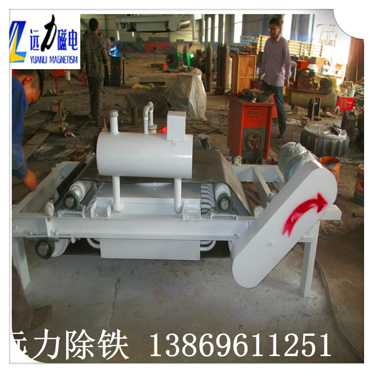 風(fēng)冷自卸式電磁除鐵器回收價(jià)值利用好,遠力磁電生產(chǎn)的RCDA系列風(fēng)冷懸掛式電磁除鐵器磁路采用計算機模擬設計,透磁深度大.磁力強.特殊的風(fēng)道設計,軸流風(fēng)機強迫風(fēng)冷,風(fēng)量大,風(fēng)壓高,使線(xiàn)圈散熱快,溫升低,冷熱態(tài)磁場(chǎng)差異小.線(xiàn)圈經(jīng)特殊的浸漆絕緣及固化處理技術(shù),抗氧化,耐腐蝕,提高整機的絕緣性能,保障長(cháng)期連續工作不老化.