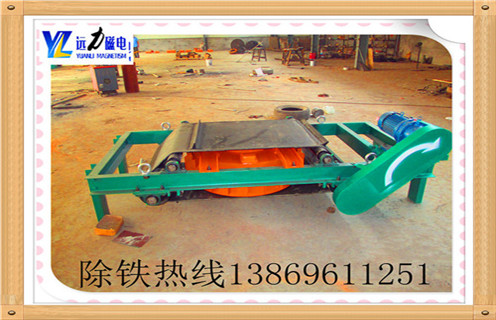 　RCDB-6.5自冷自卸式電磁除鐵器，懸掛式電磁除鐵器,近幾年除鐵器市場(chǎng)發(fā)展前景良好，除鐵器行業(yè)成為拉動(dòng)和提高經(jīng)濟增長(cháng)點(diǎn)的重要行業(yè).濰坊遠力磁電瞅準時(shí)機迅速發(fā)展，無(wú)論產(chǎn)品數量還是生產(chǎn)規模都有飛躍式的提高和發(fā)展，除鐵器銷(xiāo)量與日俱增. 　　1.自冷式電磁除鐵器本體磁路設計合理，磁場(chǎng)強度高.透磁深度大，故適合料層較厚的場(chǎng)合除鐵.又因采用全密封結構，制造過(guò)程中經(jīng)真空干燥等特殊工藝處理，所以能有效地防止粉塵和有害氣體對線(xiàn)圈侵蝕，對環(huán)境和氣候的適應性強，使用壽命長(cháng).